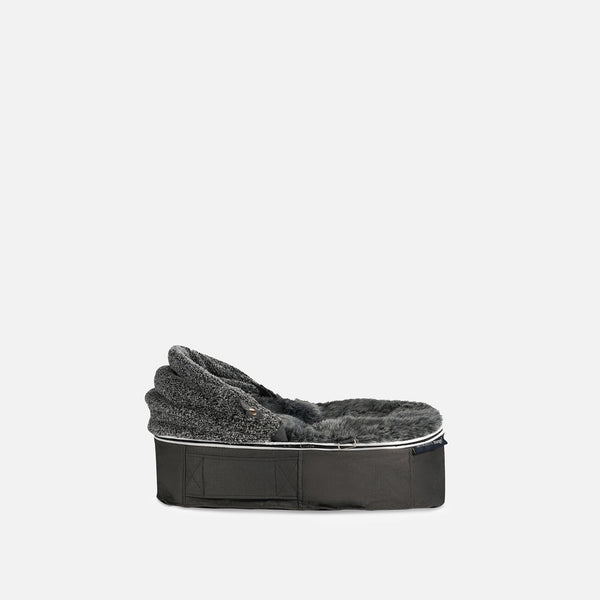 Kleines Hundebett aus formbeständigem Schaumstoff – für drinnen und draußen